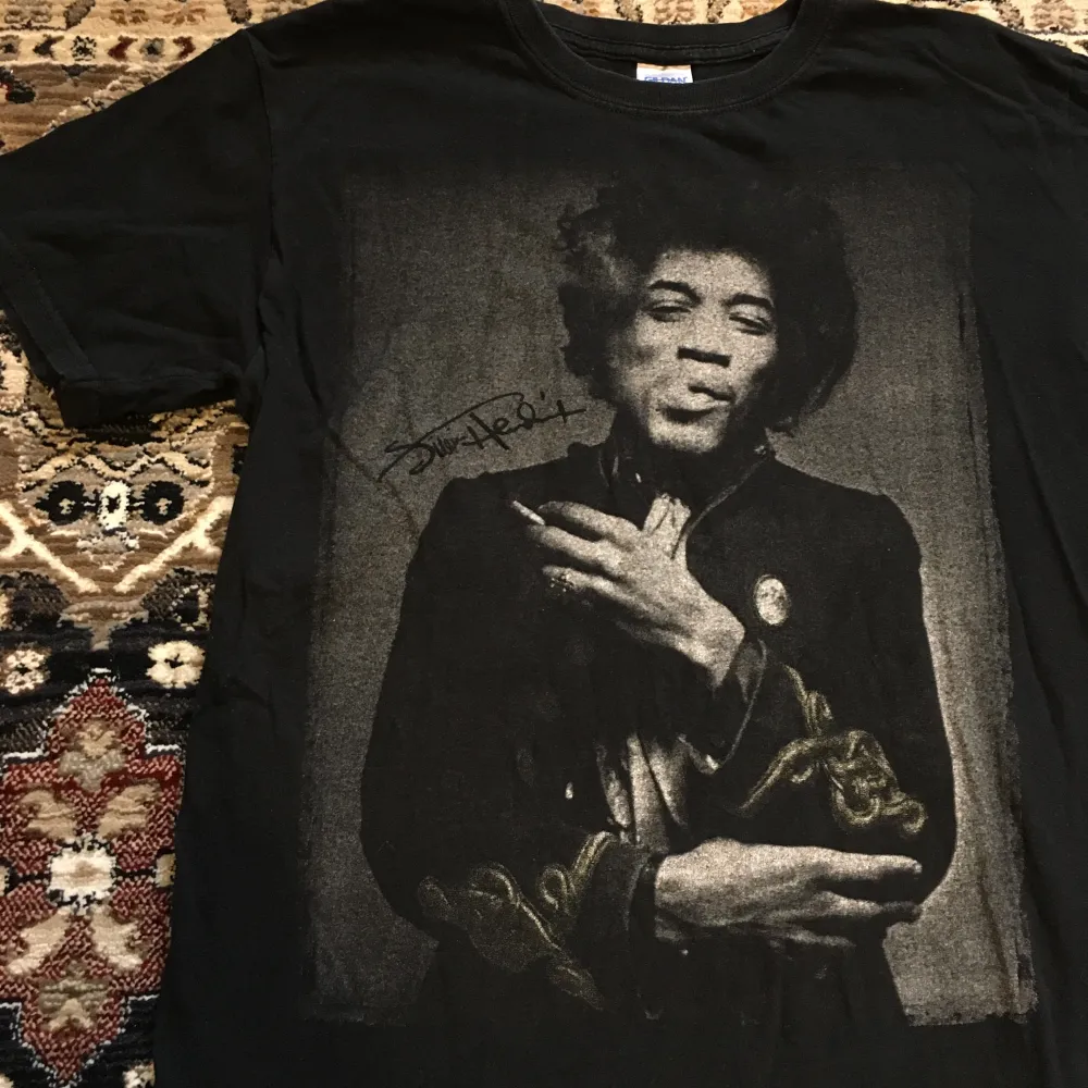 Jimi Hendrix T-shirt! Tröjan är 63,5cm lång mätt bakifrån, & 50cm bred. T-shirts.