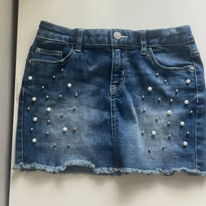 Jeans kjol - Skit snygg och cool jeans kjol med pärlor på framsidan.