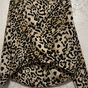 Leopard tröja - Använd några gånger stl s