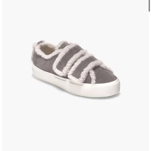 Söker Inuikii sneakers  - Söker dessa inuikii sneakers i storlek 37-38 hör jätte gärna av er om ni har ett par ni vill sälja🫶🏼helst i grå,svart eller grön❤️