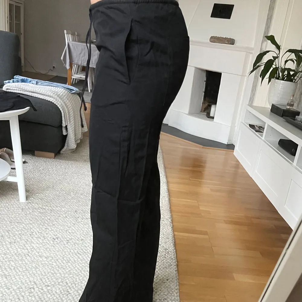 Säljer as snygga linnebyxor från hm som jag har sytt om så det blir mer lågmidjade! As snygga och i mkt bra skick! Syns inget att de är omsydda! Bra längd på mig som är 175!. Jeans & Byxor.