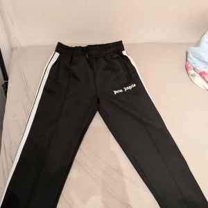 Palm Angels  - Storlek: S, men skulle säga de sitter mer som en M. De har endast använts ett fåtal gånger. Färgen är svart. De är EJ OG och fraktas endast.