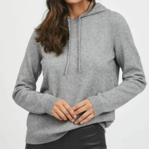 Tröja  - Sååå snygg stickad tröja med luva perfekt till vintern och hösten!! Skriv för fler bilder💖