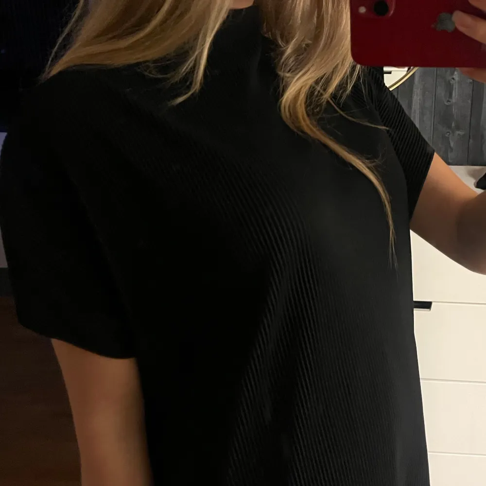 Svart t-shirtklänning från weekday i nyskick💕 plisserad(se sista bilden) kan kläs upp och ner💕. Klänningar.