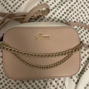 Guess - Bra kvalitet och använt bara ett år, bra skick. 