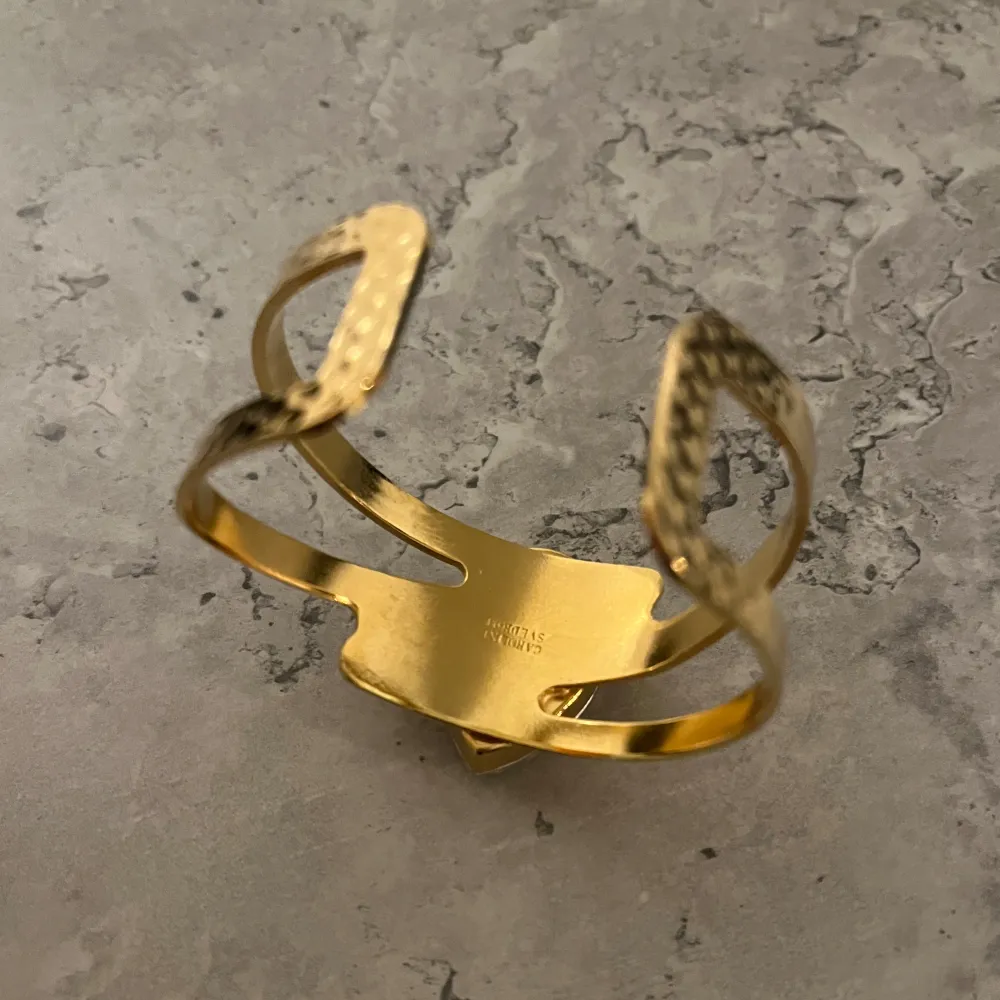 Säljer detta superfina armband i ny skick. Användt en gång. Kvittot finns kvar.. Accessoarer.