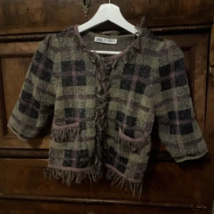 Gullig topp från zara - Jättefin och unik topp från Zara, använd 1 gång och i jättefint skick, liten i storleken då den här är i M och jag har vanligtvis xs/s, och denna sitter mer som en xs🫶🏻