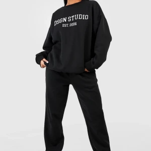 Mjukis dress  - Ny overzized  mjukisdress  Ingår byxa + sweatshirt med tryck  Aldrig använd ,  ny med prislapp.