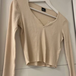 Creme färgad långärmad  - Bra skick, kan skicka privat hur den sitter på. 