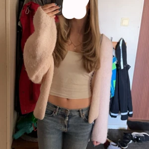 Lindex cardigan  - Jag säljer en superskön stickad cardigan från Lindex i en härlig rosa nyans. Den är knappt använd då jag inte haft tid för den. Cardiganen är trendig och mysig. Missa inte chansen att få tag på denna slutsålda favorit! Kontakta för mer info!💕