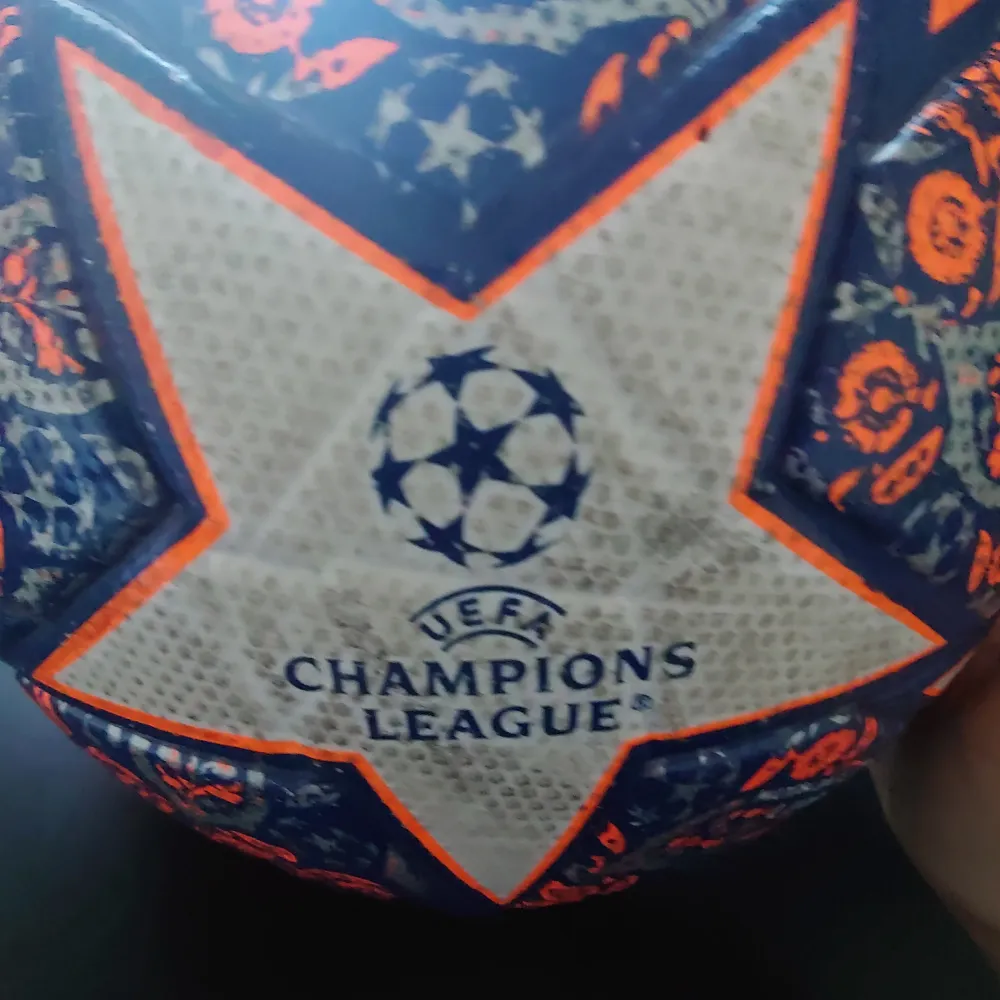 En champions League boll Har en liten skada Size 5 175-200. Muu.