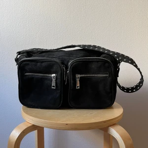 Noella Celia Bag Black - Svart väska från Noella modell Celia inköpt 2019. Lite slitningar på baksidan annars fint skick. Inköpspris ca 850kr. 