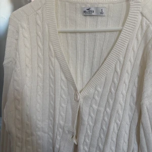 Vit kofta❤️ - Säljer denna superfina kofta från Hollister❤️