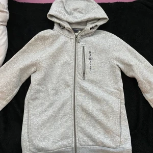 Sailracing - kofta - Tjock, fluffig inuti, är i god skick, har använts BARA 2 GÅNGER! Kvitto saknas. ÄKTA!