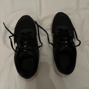 Nike skor  - Svarta Nike skor i svart! Jag har använt skorna några gånger men de har inga håll. Skorna är i ganska bra skick.   Om du vill ha fler bilder så är det bara att säga till!!