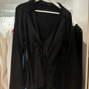 Satinblus zara  - Storlek XL(liten i storleken)