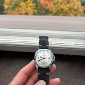 Marker vintage klocka - En vintage Marker Incabloc klocka 34mm. Klockan är mekanisk ur och tickar på som den ska. Se klockans skick enligt bilderna.   Nytt sportigt armband tillkommer med klockan!