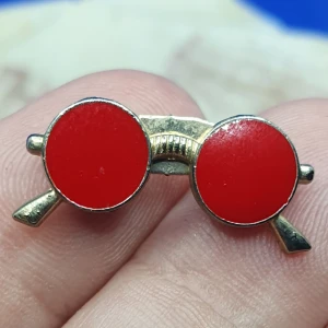 Pin - Kulta solbrillor - Pin kulta solglasögon oanvänd. Mått 2.5×1cm ✨️Titta igenom alla mina upplagda och köp fler saker i bundle för att spara på frakten och få allt du köpt i ett och samma paket✨️