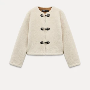 Zara teddy jacka - Superfin helt ny zara tedy jacka. Skriv för att få egna bilder!! Köpt för 569, för att paxa varan tryck på köp nu❣️❣️