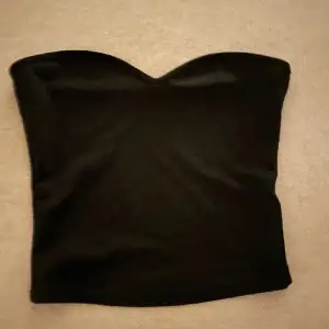 Snygg svart bandeu topp som inte kommer till användning( nytt skick) perfekt att ha utomlands eller på någon middag!!🖤