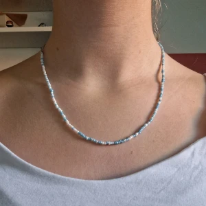 Blå vit pärlade halsbandet - Aldrig använd,säljer för att den aldrig används, fick i mystery bag