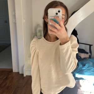 Beige puffarmströja - En fin beige puffarms tröja från zara. Säljer pga att jag inte andvänder på ett tag. 