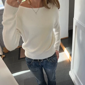 Vit stickad tröja med öppen rygg - Vit stickad tröja från Sinsay i storlek M, passar även S. Mohair liknande material. Fint skick. Använd gärna köp nu!