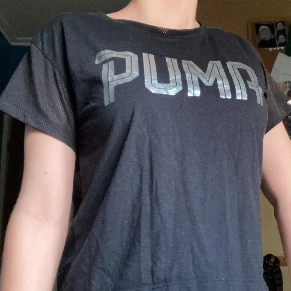 Den går bra att använda till sport eftersom den luftar skönt för ryggen, annars funkar den som pyjamas också. Den är i utmärkt skick!!! Svart med PUMA tryck på framsidan.🖤🐆. T-shirts.