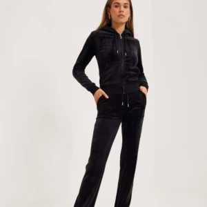 Juicy Couture  - Svart juicy sett som jag inte tar på mig längre ganska sliten men ändå i bra kondition säljer för 700 men pris kan diskuteras 