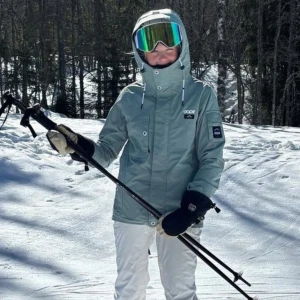 Dope jacka  - Dope jacka grön storlek xs! Perfekt för skidåkning, varm och skön. Jätte fint skick och Använd endast  1 säsong💘skriv gärna om ni har frågor eller liknande💘nypris 2099