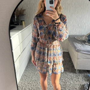 Klänning - Supersöt klänning från zara som endast är använd 1 gång🩷🥺