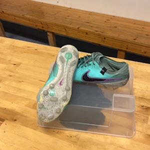 Fotbollskor  - Bra fotbollskor av Nike, mycket att ge och verision tiempo. Fräscha och otroligt sköna. Pris kan diskuteras Det är dessutom elite verision så de består alltså av hösta kvalitet