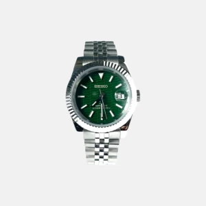 Datejust Green - Seiko Mod - Klockan är i nyskick, precis modifierad och byggd av oss. Utrustad med ett automatiskt urverk från Seiko NH35. Klocklåda samt verktyg för att ta bort länkar medföljer.  Vid frakt, packar vi klockan säkert. Hör av er vid fler frågor/bilder!