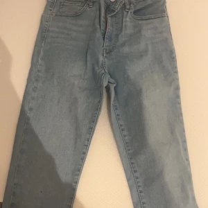 Levis jeans i storlek 29  - Är för stor för mig nu och är inte i behov av den längre.