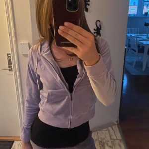 Juicy tröja - Super söt lila juicy tröja. Från juicy couture sport och liknar dem vintage tröjorna. Ny skick. 