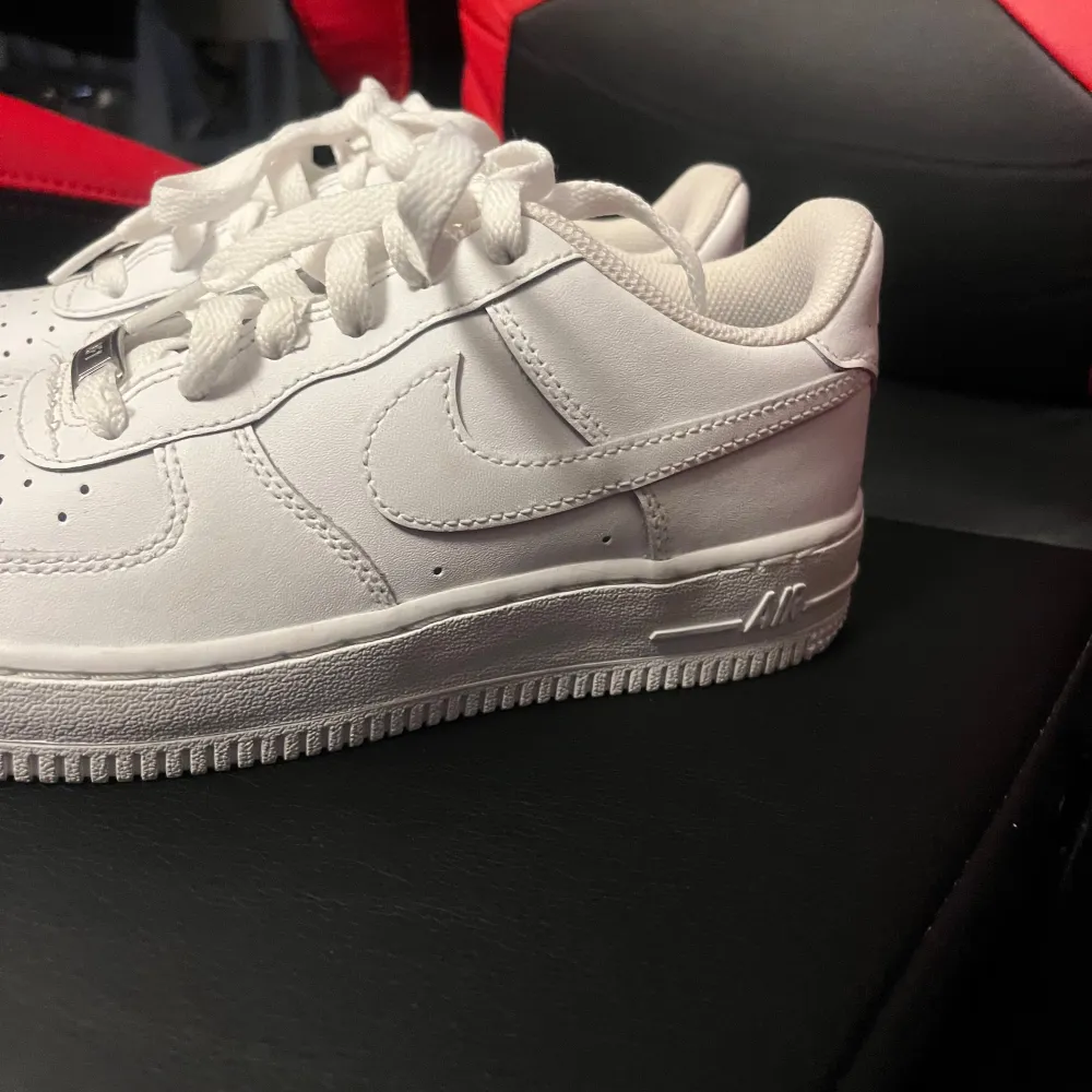 Säljer dessa Air force 1, de är oanvända och inga defekter förekommer. Säljer då dom var köpta år min lilla syster men hon använde de inte och nu står står dom ba o tar plats. Skriv gärna vid intresse :). Skor.