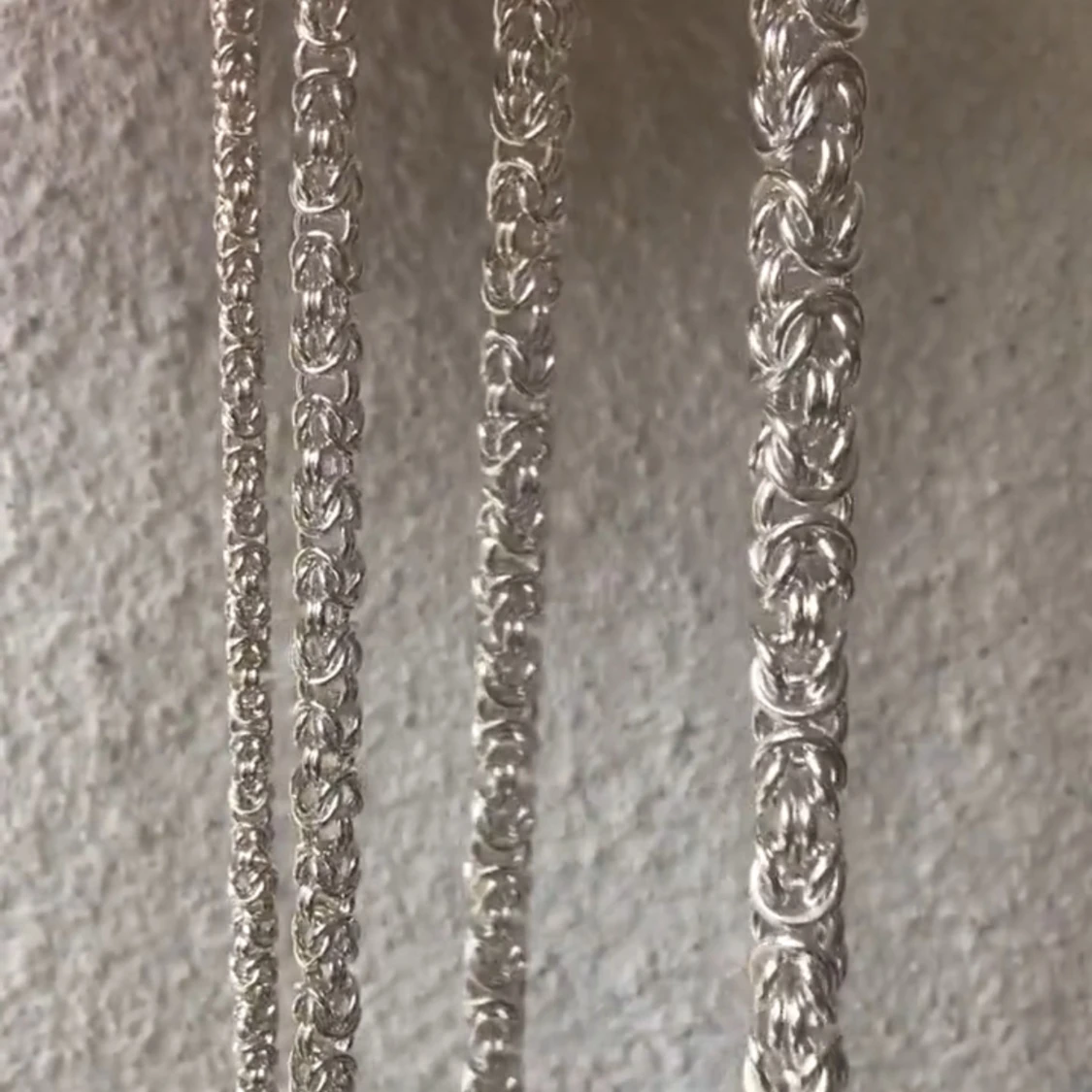 Silverfärgat halsband med kedjedesign