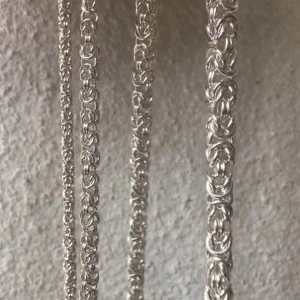 Silverfärgat halsband med kedjedesign - Snyggt och stilrent silverfärgat halsband med en unik kedjedesign. Perfekt för att ge en elegant touch till vilken outfit som helst. Passar både till vardags och festliga tillfällen. Ett måste för smyckesälskare!