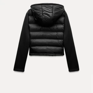 Höst/vår jacka - Jacka från zara köpt för 600,säljer billigt eftersom det ej används.Jätte fint skick, skriv till mig för egna bilder