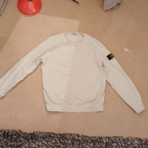 Vit Stone island tröja - Säljer Vit Stone island tröja för att den börjar bli för liten, sitter precis som XS och passar dig mellan 160-170. En fläck på som säkert går bort i tvätten. Om du har några frågor eller funderingar så är det bara att skriva!