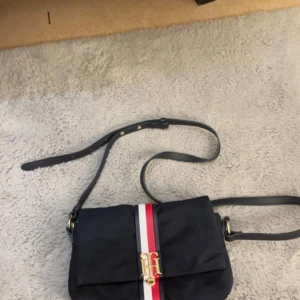 Tommy Hilfiger väska  - Använd Max 3 gånger