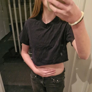 Crooped t-shirt - Super snygg med spets under!