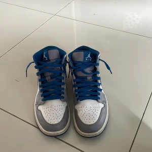 Jordan 1  - Dem är i bra skick och jag har använt dem i 2 veckor. Dem är äkta köpte dem i Spanien i footlocker affär