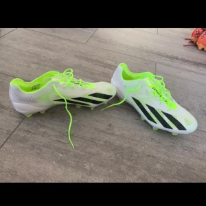 Fotbollsskor. - Vill du köpa mina fotbollsskor som knappt är använda dem är använda typ 3 gånger. Dem är i väldigt bra kvalite och är inte sönder eller något.Dem är i storlek 38/38,5 och är till för naturgräs och konstgräs. Dem är också köpta från Unisport för 2800.