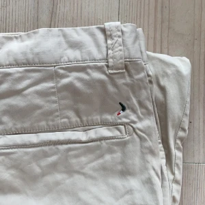 Ljusbeiga chinos - Boomerang - Ljusbeiga chinos från Boomerang. Sparsamt använda och i nyskick. Storlek 30/32