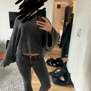 Stickad tröja - Super skön mörkgrå stickad tröja perfekt till hösten, ärmarna är väldigt vida💞köpte på sellpy men är som nyskick från Zara