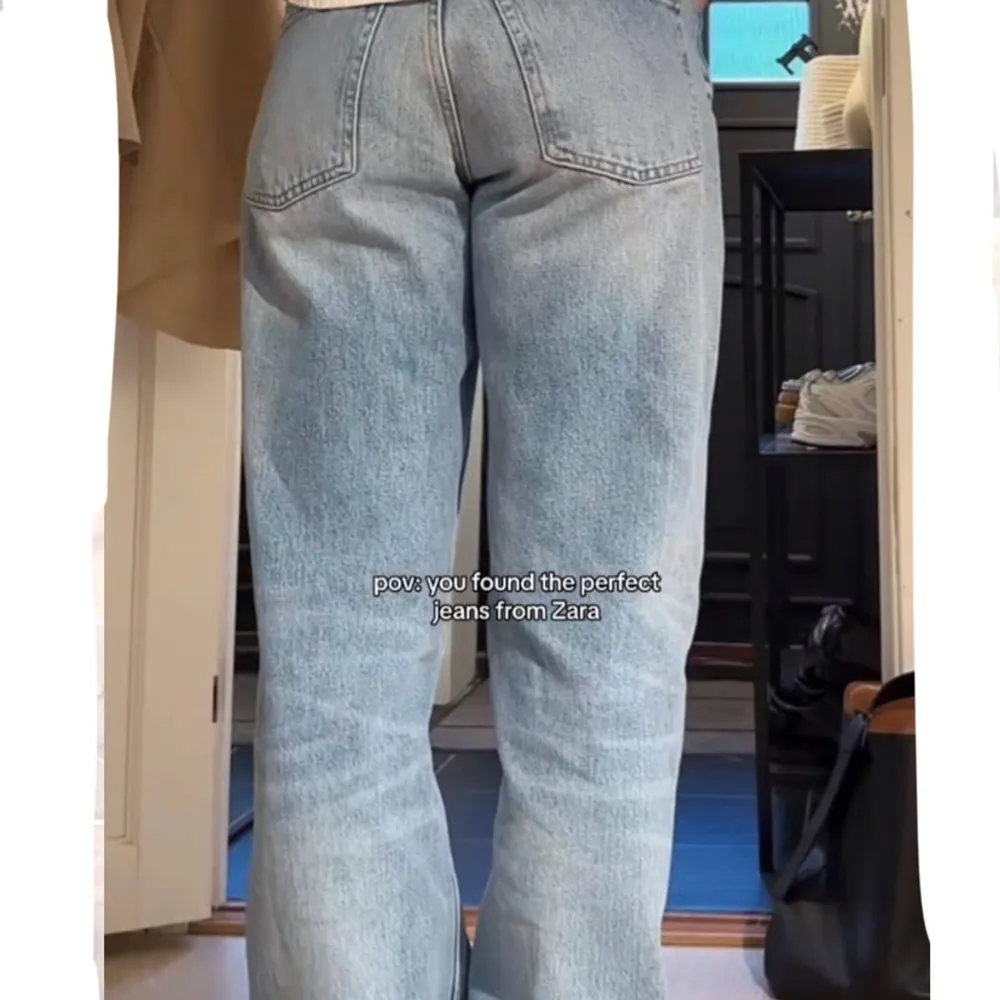 LETAR EFTER DESSA JEANS FRÅN ZARA SOM HETER ”TRF Wide-Leg Mid-Rise Full Length Jeans” I STORLEK 38 MED ARTIKEL NUMRET ”6688/034” 🙏🏻. Jeans & Byxor.