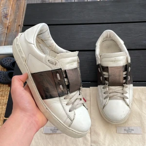 Valentino open - Säljer dessa sjukt feta valentino open som passar till allt! Såklart äkta! Man kan se det på koden på bild 3 .Skick 7/10. Size 43 fits 44. Kan gå ner i pris vid snabb affär. Hör av dig vid minsta fundering!🤩