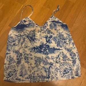 Linne - satin linne köpt på prinsen i england. Väl använd och inga defekter