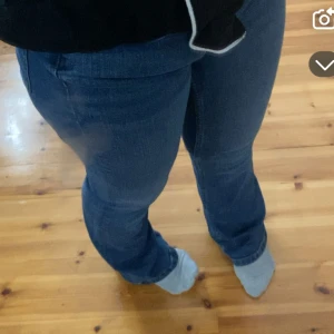 Blå jeans - Säljer ett par klassiska blå jeans i bra skick. De har  är low waist flare köpta på kappahl 500 kr